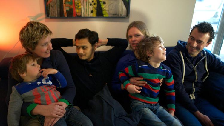 De G à D: Evelien, Guillermo, Karin et Joram, assis avec leurs enfants Simon (d) et Joaquin à Amsterdam, le 2 février 2013 [Nicolas Delaunay / AFP]
