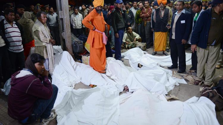 Les corps de victimes d'une bousculade à la gare ferroviaire d'Allahabad, dans le nord de l'Inde, le 10 février 2013 [Roberto Schmidt / AFP]