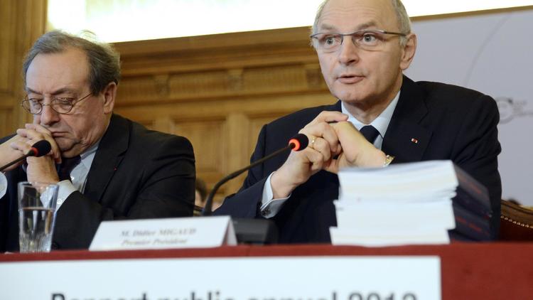 Didier Migaud (d) en conférence de presse pour présenter le rapport public annuel de la Cour des comptes, le 12 février 2013 à Paris [Bertrand Guay / AFP]