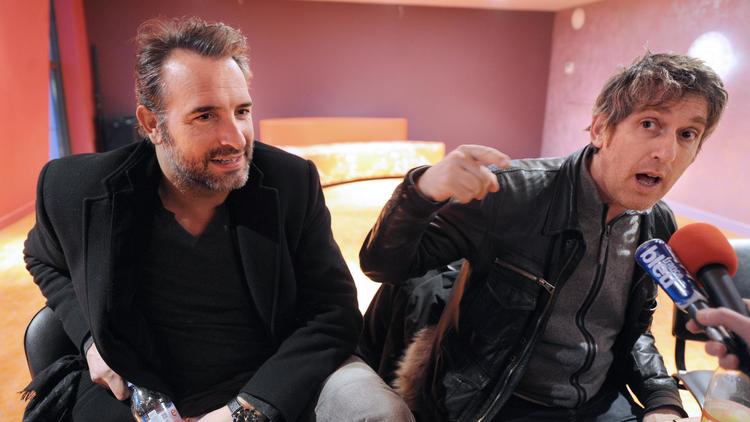 Jean Dujardin (g) et le réalisateur Eric Rochant en conférence de presse pour la présentation du film Möbius, le 15 février 2013 à Rennes [Jean-Francois Monier / AFP/Archives]