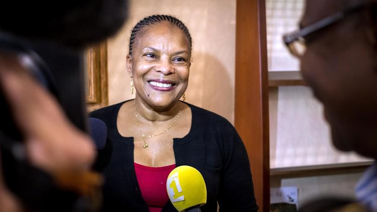 La ministre de la Justice Christiane Taubira arrive le 21 février 2013 à l'aéroport de Cayenne [Jody Amiet / AFP]