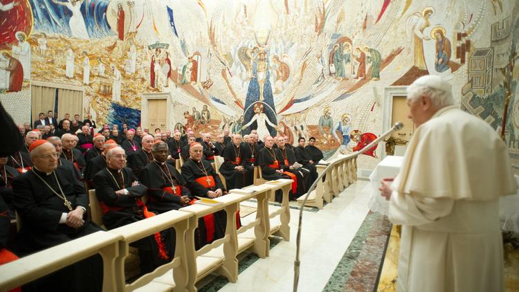 Photo fournie par l'Osservatore Romano du pape Benoît XVI s'adressant aux cardinaux et prélats de la Curie romaine, le 23 février 2013 au Vatican [ / Osservatore Romano/AFP]
