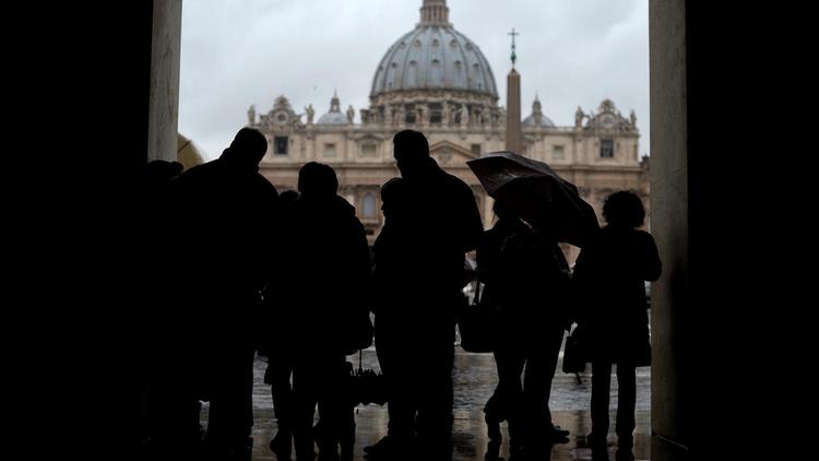 Des touristes place Saint-Pierre à Rome, le 23 février 2013 [Filippo Monteforte / AFP]