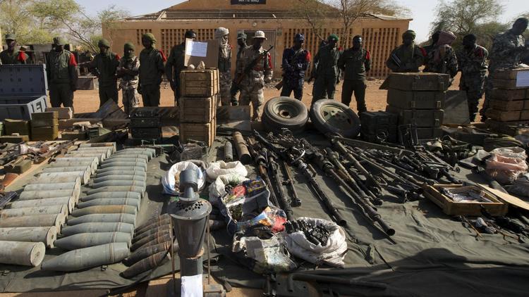 L'armement pris aux islamistes est présenté par l'armée malienne, le 24 février 2013 à Gao [Joel Saget / AFP]