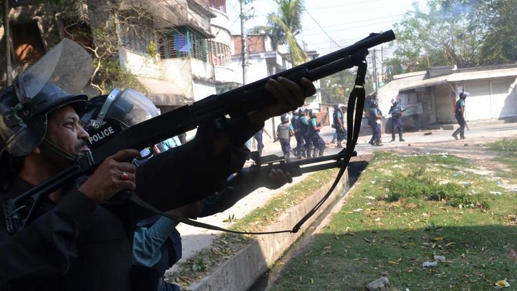 Des policiers du Bangladesh tirent des balles en caoutchouc lors d'une manifestation après la condamnation d'un opposant, à Dacca, le 28 février 2013 [ / AFP]