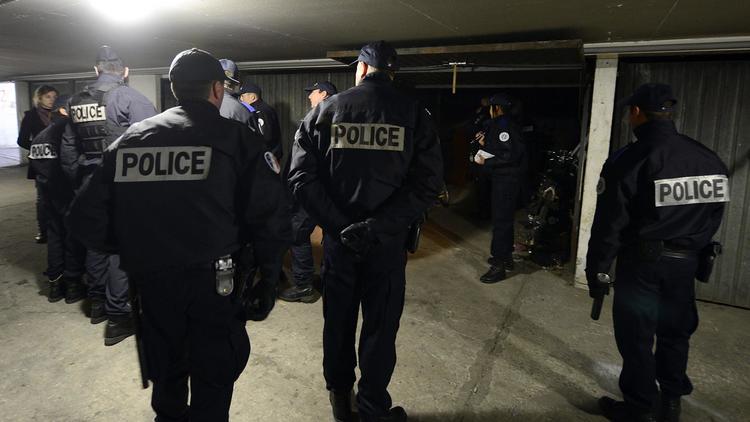 Des policiers contrôlent les garages au sous-sol d'un immeuble de la cité Air-Bel, le 15 mars 2013, à Marseille [Boris Horvat / AFP]
