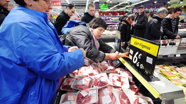Des éleveurs d'ovins dans un supermarché de Toulouse, le 23 mars 2013, pour dénoncer la concurrence de l'agneau néo-zélandais [Pascal Pavani / AFP]