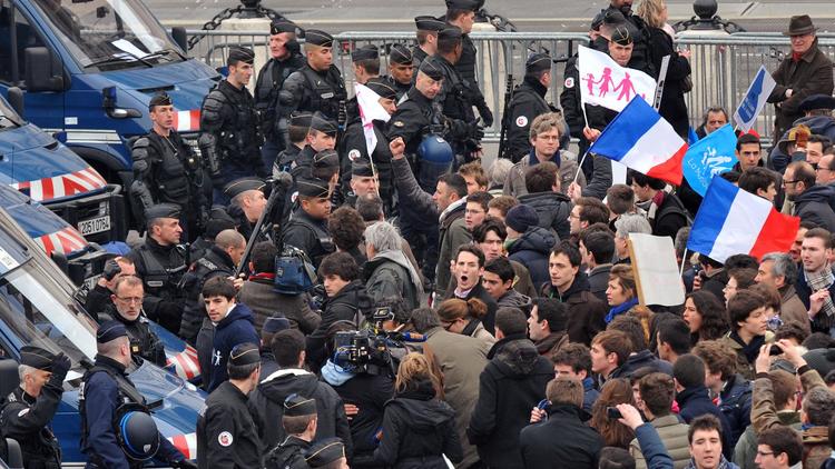 Les manifestants face aux policiers lors de la manifestation contre le mariage homosexuel le 24 mars 2013 à Paris