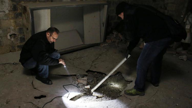 Des employés font la chasse aux rats à Paris, le 3 avril 2013 [Thomas Samson / AFP]