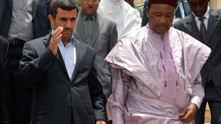 Les présidents nigérien Mahamadou Issoufou (d) et iranien Mahmoud Ahmadinejad (g) le 16 avril 2013 à Niamey [Boureima Hama / AFP]