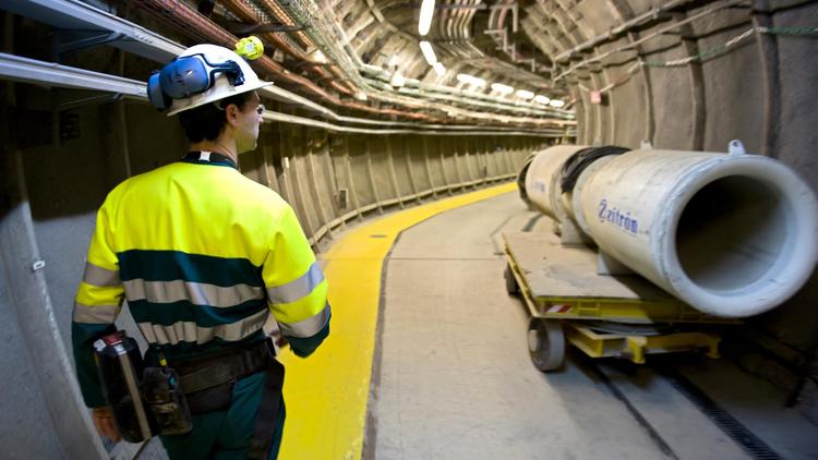 Un employé dans un couloir du laboratoire souterrain de l'Agence nationale pour la gestion des déchets radioactifs (Andra) à Bure, à 490 m de profondeur, le 28 juin 2011 [Jean-Christophe Verhaegen / AFP/Archives]