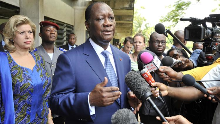 Le président ivoirien Alassane Ouattara répond aux journalistes, à Abidjan, le 21 avril 2013 [Issouf Sanogo / AFP/Archives]