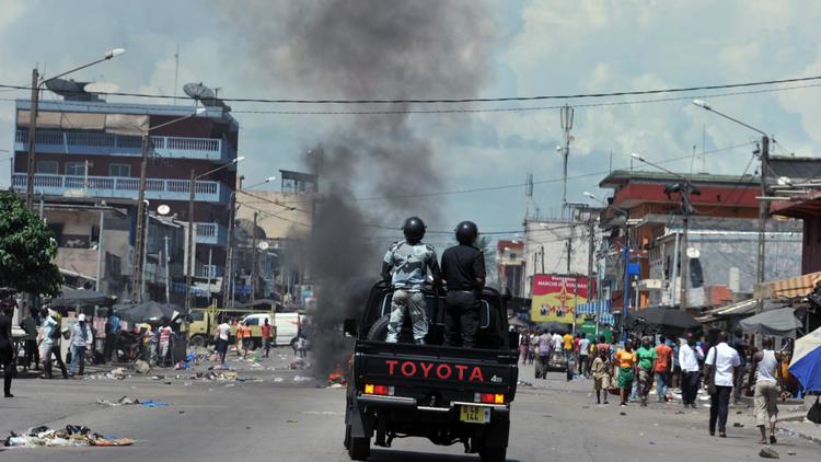 Des policiers dispersent des partisans de Cisse Bacongo, l'un des candidats aux élections municipales de Koumassi, en Côte d'Ivoire, le 22 avril 2013 [Issouf Sanogo / AFP]