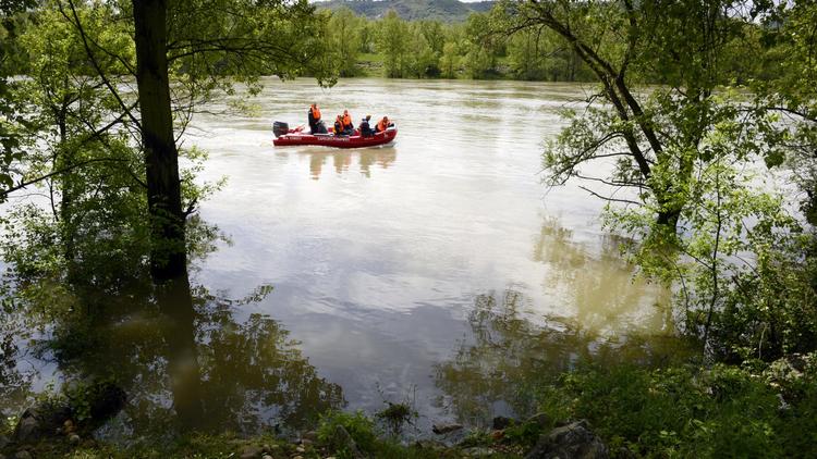 Des sapeurs-pompiers participent, le 1er mai 2013, aux recherches pour retrouver un enfant noyé dans une rivière à Saint-Rambert d'Albon dans la Drôme [Philippe Desmazes / AFP]