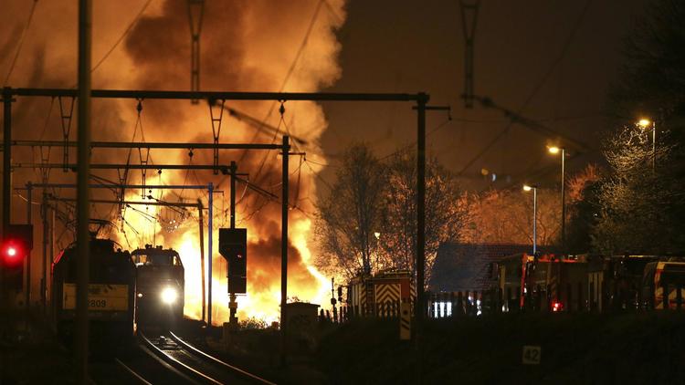 Un train transportant des produits chimiques en flammes près de Schellebelle, en Belgique, le 4 mai 2013 [Nicolas Maeterlinck / Belga/AFP]