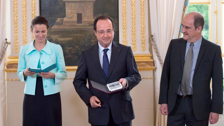 François Hollande (c) reçoit des mains de Pierre Lescure le rapport de la mission Culture-Acte 2, le 13 mai 2013 à Paris [Bertrand Langlois / AFP]