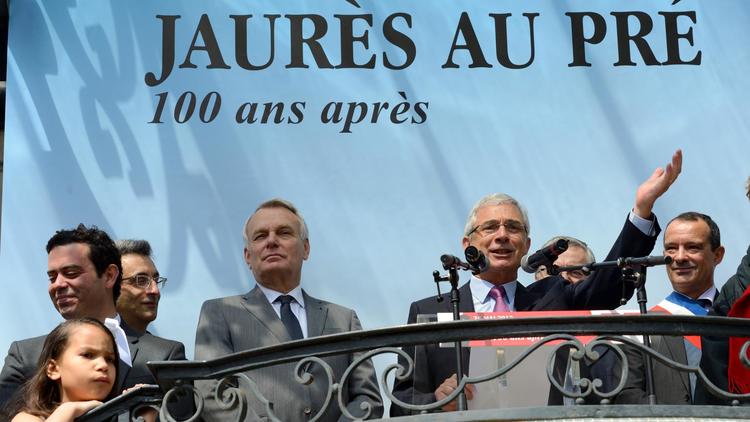 Jean-Marc Ayrault (4eg) et Claude Bartolone (3ed) rendent hommage à Jean Jaurès, le 25 mai 2013 au Pré-Saint-Gervais [Eric Feferberg / AFP]