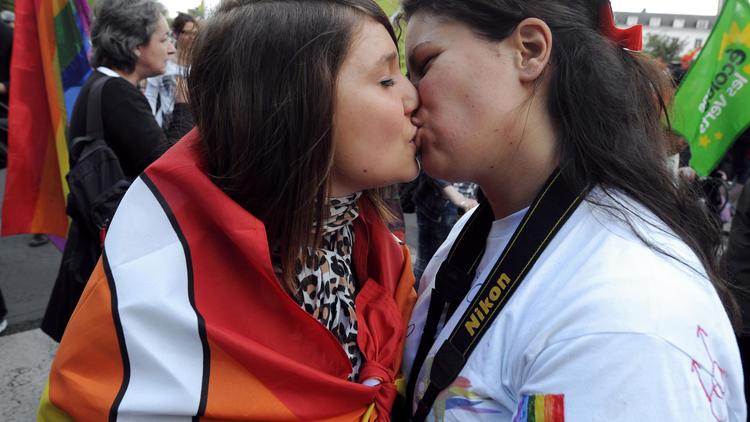 Deux jeunes femmes lors de la Gay Pride, le 25 mai 2013 à Tours [Jean-Francois Monier / AFP]