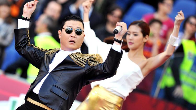 Le Sud-coréen Psy chante son tube "Gangnam style", le 26 mai 2013 au stade olympique de Rome [Filippo Monteforte / AFP]
