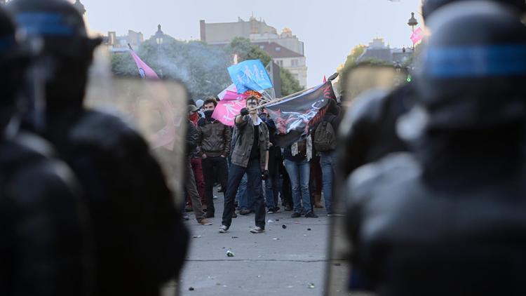 Des manifestants font face à des policiers anti-émeutes après une manifestation contre le mariage homosexuel, le 26 mai 2013 à Paris [Eric Feferberg / AFP]
