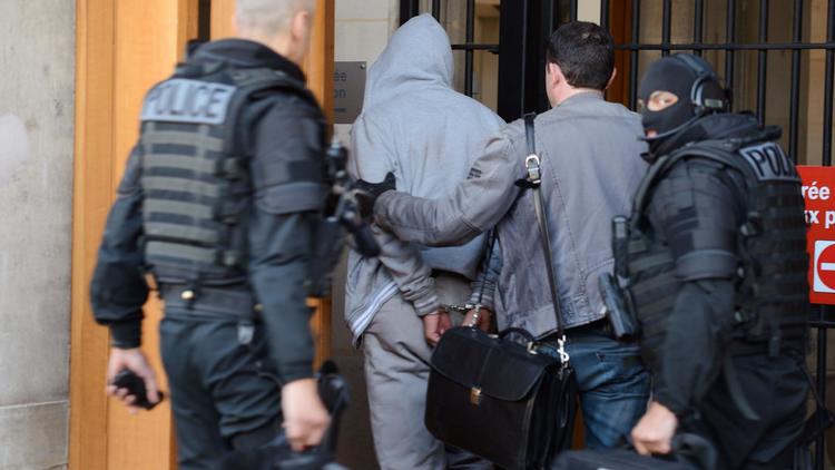 Le suspect arrêté dans les Yvelines à son arrivée le 29 mai 2013 dans les locaux de la BRI à Paris [Eric Feferberg / AFP]