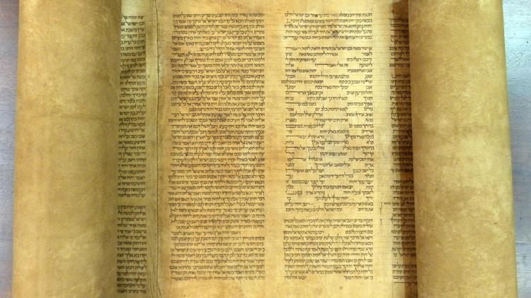 Photo transmise le 29 mai 2013 par l'université de Bologne du rouleau de la plus vieille Torah du monde [ / Université de Boogne/AFP]