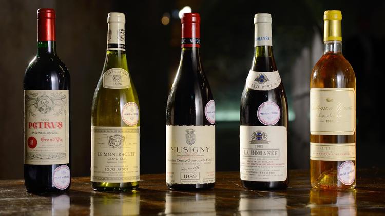 Quelques-unes des meilleures bouteilles de vin de la cave de l'Elysée mises aux enchères à Paris, le 30 mai 2013 [Eric Feferberg / AFP]