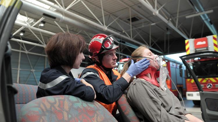Un pompier pratique l'hypnose sur une victime lors d'un exercice, le 28 mai 2013 à Hagenau dans l'Est de la France [Frederick Florin / AFP]