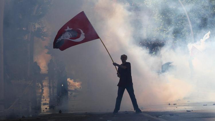 Un manifestant porte le drapeau turc sur lequel est imprimé le portrait d'Atatürk, à Ankara, le 1er juin 2013 [Adem Altan / AFP]