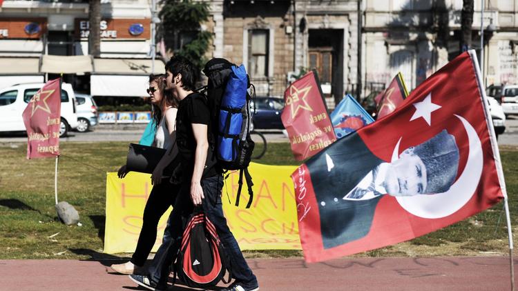 Des jeunes rejoignent le mouvement d'opposition au gouvernement d'Erdogan, à Izmir, en Turquie, le 10 juin 2013 [Ozan Kose / AFP]