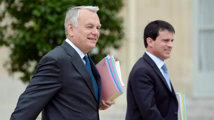 Le Premier ministre Jean-Marc Ayrault et le ministre de l'Intérieur Manuel Valls à leur sortie du Conseil des ministres, à l'Elysée, le 12 juin 2013 [Eric Feferberg / AFP]
