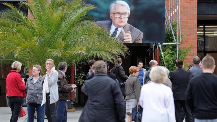 Une photo de Pierre Mauroy le 12 juin 2013 à l'entrée de l'Hôtel de ville de Lille [Philippe Huguen / AFP]