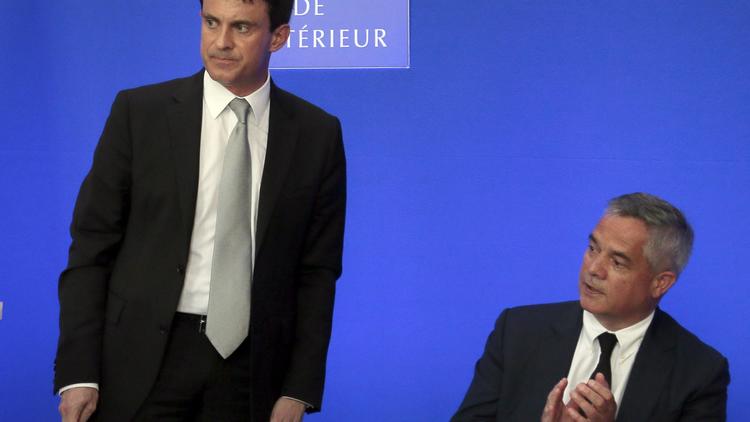 Le ministre de l'Intérieur Manuel Valls (g) et le nouveau patron de la Direction générale de la sécurité intérieure (DGSI), Patrick Calvar, le 17 juin 2013 à Paris [Jacques Demarthon / AFP]