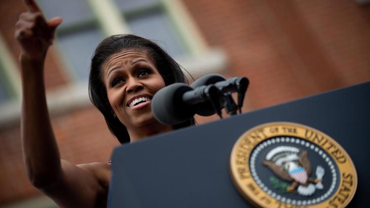 Avec son charme, sa fermeté et un talent politique de plus en plus affirmé, la populaire Michelle Obama instille un nouveau souffle au moment opportun dans la campagne présidentielle de son mari.[AFP]