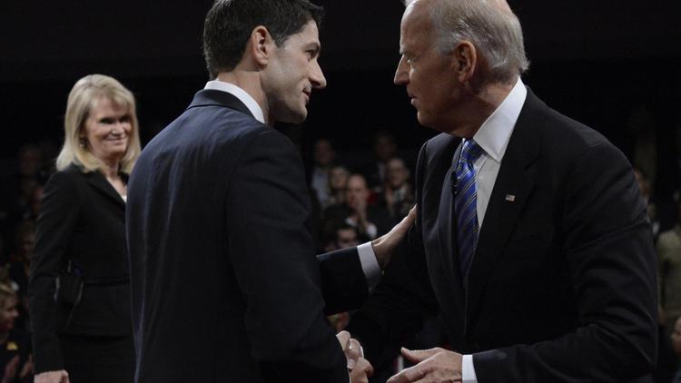Le vice-président Joe Biden (d) et Paul Ryan, le colistier de Mitt Romney, à l'issue de leur débat, le 11 octobre 2012 à Danville, dans le Kentucky [Michael Reynolds / POOL/AFP]