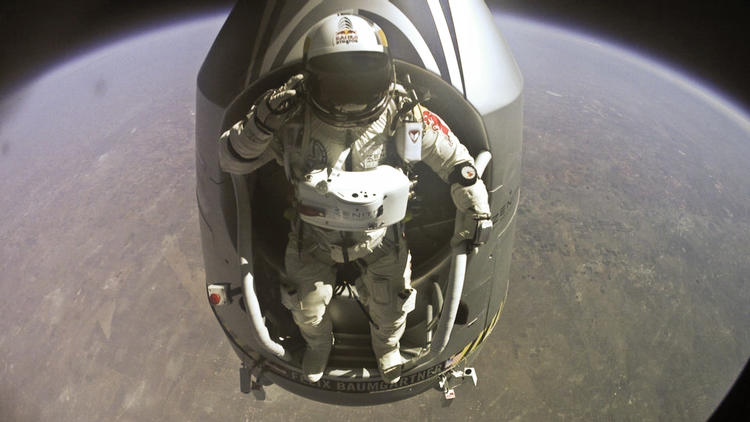 Felix Baumgartner sautant de sa capsule, à une altitude de 39km de la terre, le 14 octobre 2012 [ / www.redbullcontentpool.com /AFP/Archives]