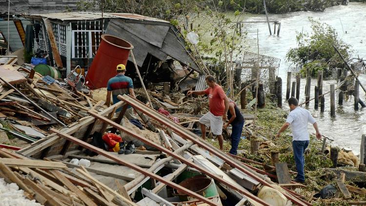Des Cubains au milieu des décombres le 26 octobre 2012 après le passage de l'ouragan Sandy [ / AFP]