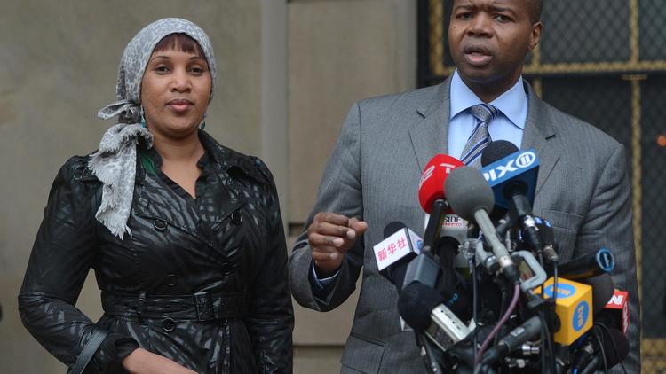 Nafissatou Diallo et son avocat Kenneth Thompson, le 10 décembre 2012 au tribunal du Bronx, à New York [Emmanuel Dunand / AFP]