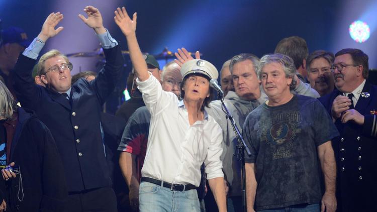 Paul McCartney (c) pendant le concert donné au profit des sinistrés de l'ouragan Sandy à New York, le 12 décembre 2012 [Don Emmert / AFP]