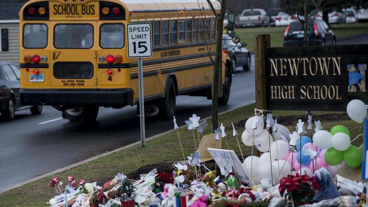 Un bus scolaire transporte des enfants vers leurs écoles à Newtown (Connecticut) quatre jours après la tuerie de celle de Sandy Hook, le 18 décembre 2012 [Brendan Smialowski / AFP]
