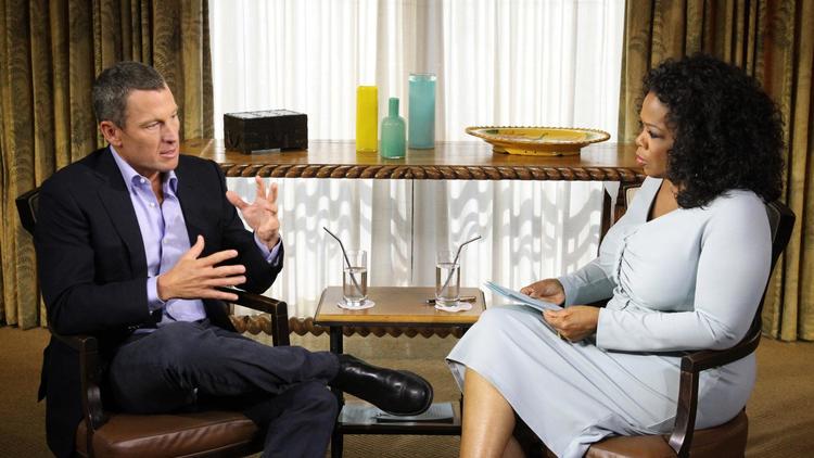 Photo fournie le 15 janvier 2013 par la chaîne d'Oprah Winfrey OWN montrant la présentatrice s'entretenant avec Lance Armstrong à Austin, le 14 janvier 2013 [George Burns / OWN/AFP]