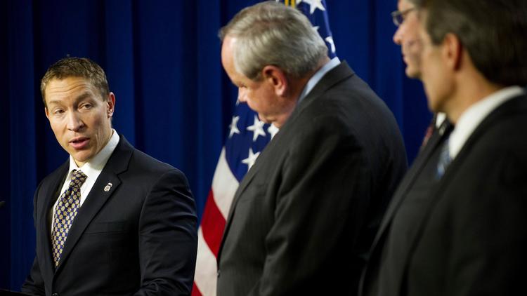 le directeur adjoint des douanes américaines, Daniel Ragsdale (g), lors d'une conférence de presse à Washington, le 20 février 2013 [Jim Watson / AFP]