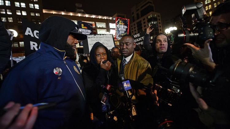 Sybrina Fulton (c) et Tracy Martin, la mère et le père de Trayvon Martin, le 26 février 2013 à New York [Emmanuel Dunand / AFP]