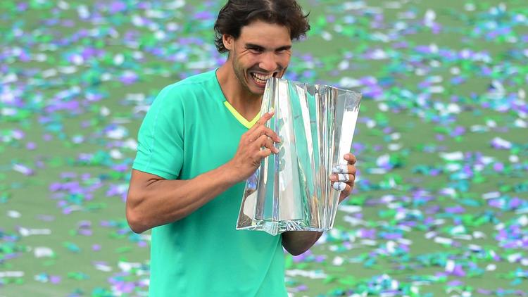 Rafael Nadal tient le trophée du tournoi d'Indian Wells, en Californie, le 17 mars 2013 [Frederic J. Brown / AFP]