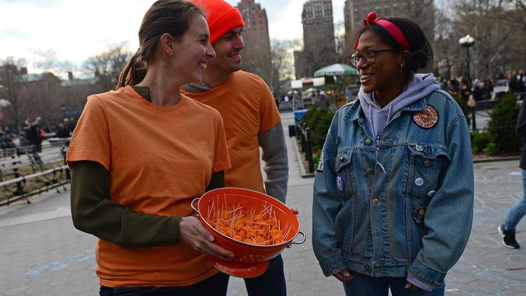 Des amateurs de mimolette à New York, le 13 avril 2013 [Emmanuel Dunand / AFP]