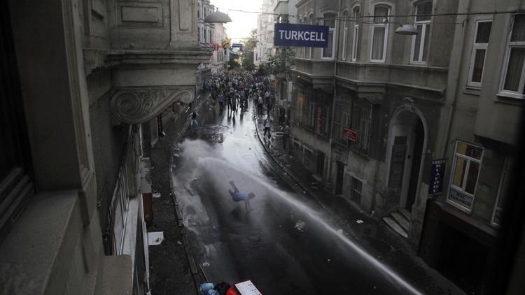 Des manifestants se heurtent à des policiers turcs, le 31 mai 2013 à Istanbul en marge d'une protestation contre le gouvernement [Gurcan Ozturk / AFP]