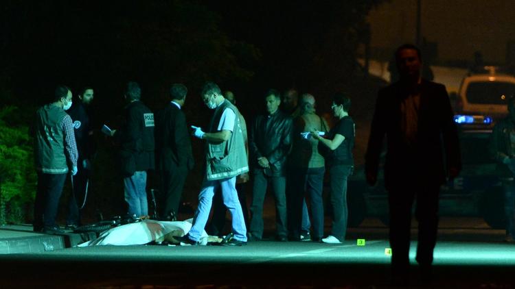 Des policiers enquêtent à Marseille le 6 juin 2013 après le meurtre par balles d'un homme de 49 ans dans les quartiers Nord [Anne-Christine Poujoulat / AFP]