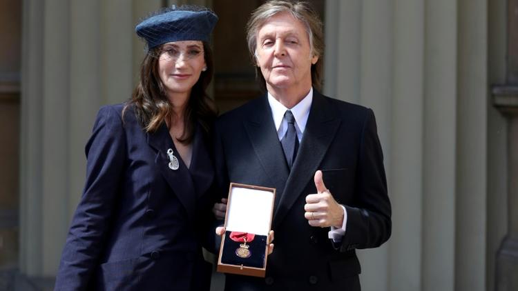 Paul McCartney et sa femme Nancy Shevell, au palais de Buckingham, à Londres, le 4 mai 2018. [Steve Parsons / POOL/AFP/Archives]