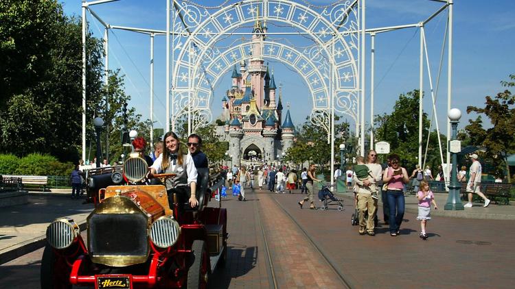 Une rue du parc d'attraction Disneyland Paris [Jean-Pierre Muller / AFP/Archives]