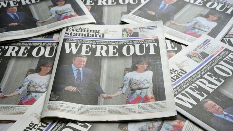 Des journaux britanniques annonçant la sortie du Royaume-Uni de l'Europe. Le 24 juin 2016 [Daniel SORABJI / AFP]